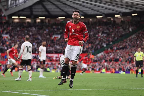 معادلًا دي بروين.. رقم قياسي لـ برونو فيرنانديز في الدوري الإنجليزي 